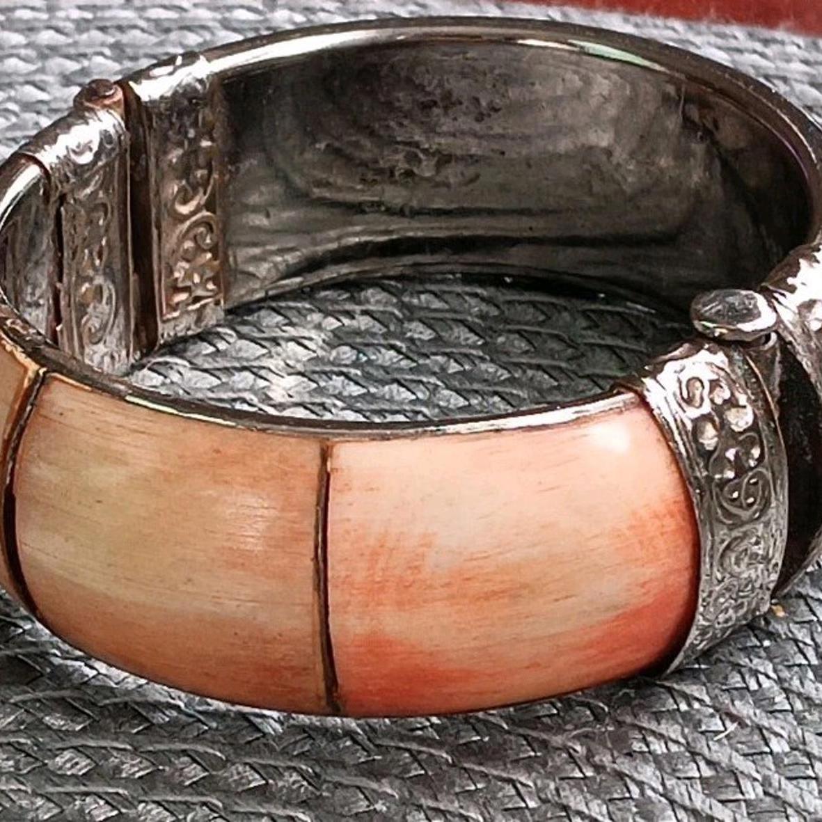 Vintage Peach And Cream Tribal Bangle, Clamperbracelet